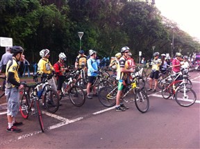 Ciclistas do Bicicultura pedalam quase 6 km para entregar 150 quilos de alimentos para entidade social